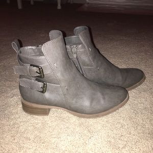 Gray boots with buckle and small heel